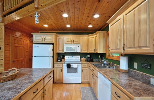 Markville Cabin | NEW! Family cabin, crystal clear lake. Deck WaterToys 2KingBeds 2 hours from TC
