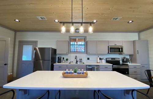Broken Bow Cabin | New Family Cabin/Foosball/Hot Tub/Fire Pit/Fireplace/50+ Classic Game Console