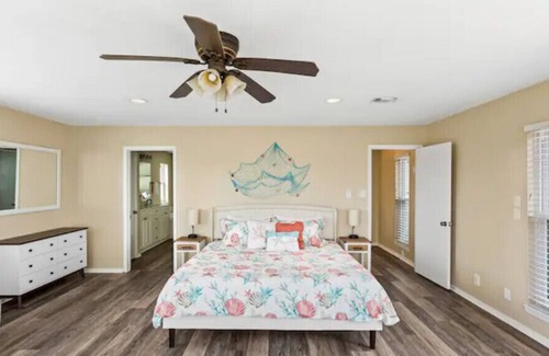 Jamaica Beach House | *NEW* Family friendly home and retreat at Tails Up! Spacious 🏠!
