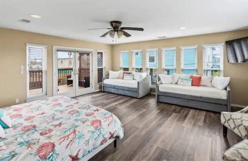 Jamaica Beach House | *NEW* Family friendly home and retreat at Tails Up! Spacious 🏠!