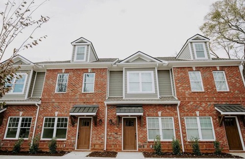 Murfreesboro House | NEW Family Friendly Maple Mansion | Sleeps 28