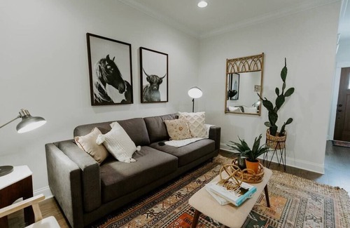 Murfreesboro House | NEW Family Friendly Maple Mansion | Sleeps 28