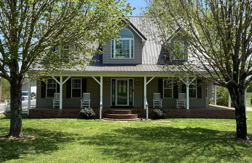 Smyrna House | New family & pet friendly Farmhouse*Equine retreat*Allen House centrally located