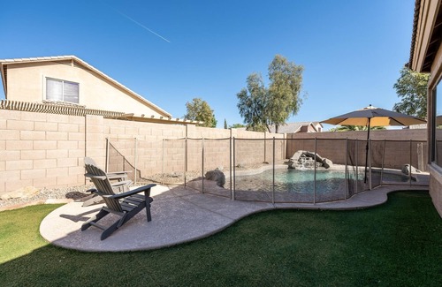 Villages At Queen Creek House | New Family Relaxation Golf, Pool, Yard Games ~15min to bell bank park and mesa ✈
