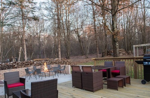 Albrightsville Cabin | NEW! FAMILY RETREAT -GAME ROOM -FirePit-Huge Patio-Walk to Lakes/Beaches-Tennis