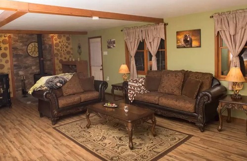 Albrightsville Cabin | NEW! FAMILY RETREAT -GAME ROOM -FirePit-Huge Patio-Walk to Lakes/Beaches-Tennis