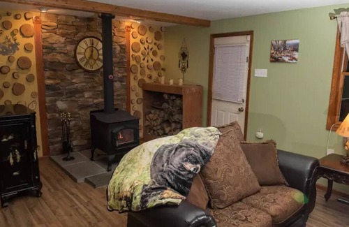 Albrightsville Cabin | NEW! FAMILY RETREAT -GAME ROOM -FirePit-Huge Patio-Walk to Lakes/Beaches-Tennis