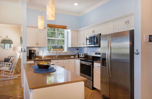Iona Villa | NEW-Fantastic villa- big big big pool area- Riverview- only seconds to the river