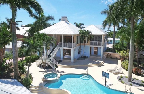 Iona Villa | NEW-Fantastic villa- big big big pool area- Riverview- only seconds to the river
