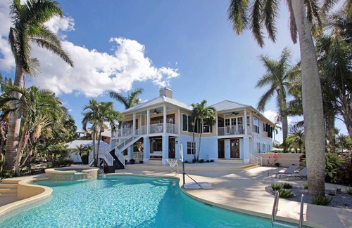 Iona Villa | NEW-Fantastic villa- big big big pool area- Riverview- only seconds to the river