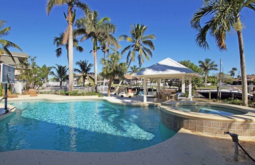 Iona Villa | NEW-Fantastic villa- big big big pool area- Riverview- only seconds to the river