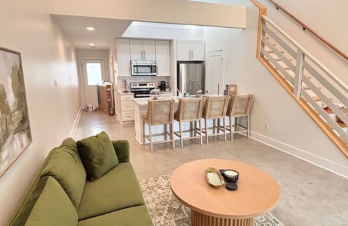 Milton House | NEW Festival House KING Bed Luxe Amenities 70" TV