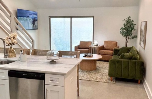 Milton House | NEW Festival House KING Bed Luxe Amenities 70" TV