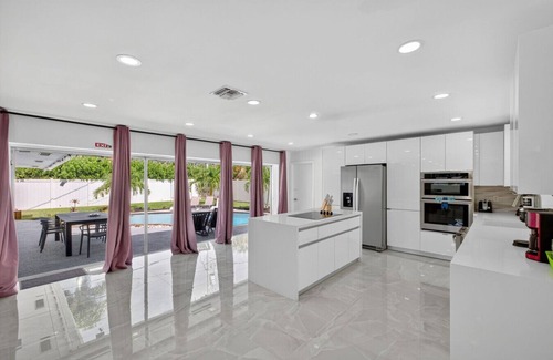 Imperial Point House | NEW Florence Villa with Pool