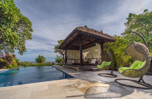 Dencarik Villa | New for rent: Gorgeous Beachfront Pool Villa with staff, Lovina