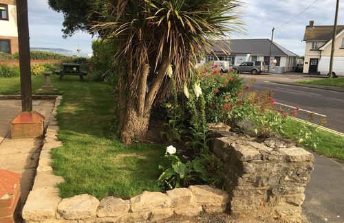 Barton-on-Sea Apartment | New Forest Barton-on-Sea cliff top, ground floor, garden apartment. 'Bayside'.