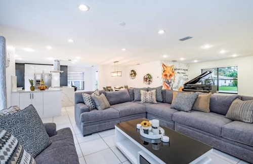 Croissant Park House | NEW! Fox Island Heated Spa- Downtown & Beach