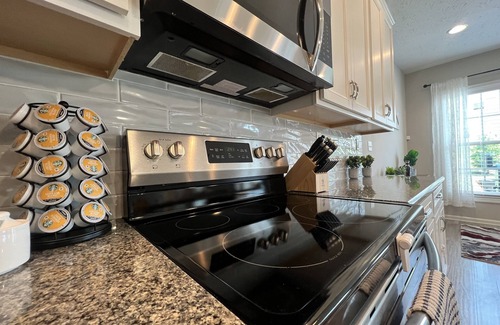 Masterson Station House | NEW! Freshly Furnished 4 Bedroom Sweet Kentucky Home in the heart of Lexington.
