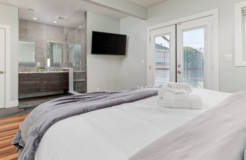 West Oakland House | New! Gated | 2 Living Rooms and Kitchens + Jacuzzi! Must See!