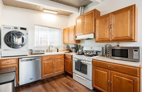 Tennyson - Alquire House | New! Gateway to SFO - King Bed - BART 10 min walk