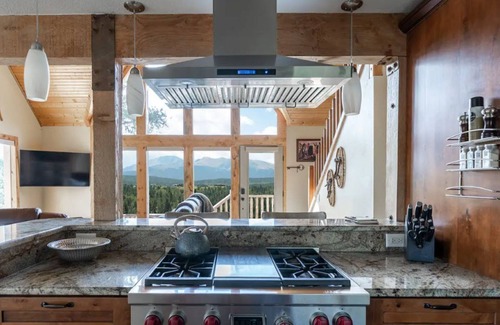 Woodland Park Cabin | NEW! GEM in the heart of Pikes Peak - Privacy/beauty from every room!