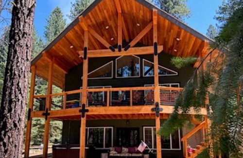 New Meadows House | NEW! GET AWAY FROM IT ALL! Explore the Outdoors & Stargaze! Hot Tub & Huge Circular Driveway!