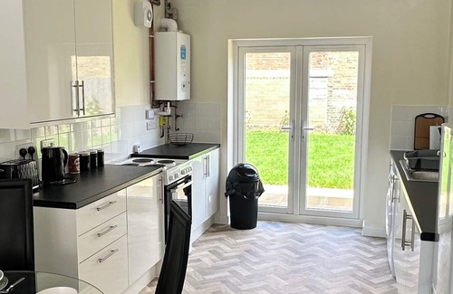 Gillingham House | New Gillingham Gem - Garden, Free Parking(Electric Car Charger) and WiFi