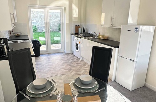 Gillingham House | New Gillingham Gem - Garden, Free Parking(Electric Car Charger) and WiFi