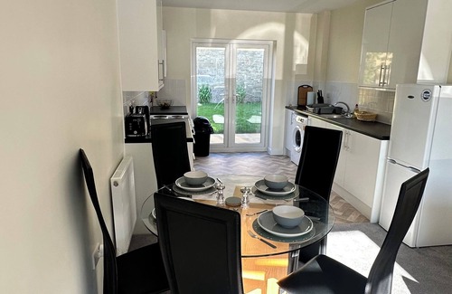 Gillingham House | New Gillingham Gem - Garden, Free Parking(Electric Car Charger) and WiFi