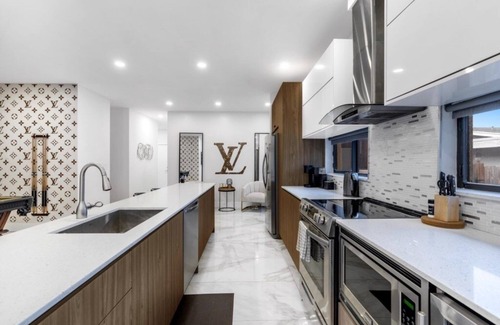 Croissant Park House | NEW! Golden Fox Downtown Pool House