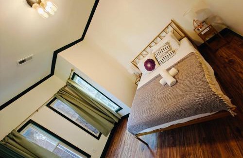 Downtown Niagara Falls Apartment | New! Golden Retriever walk to the falls
