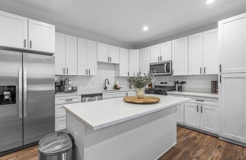 South Oakland House | NEW Gorgeous 4bd near universities Hot tub + Games
