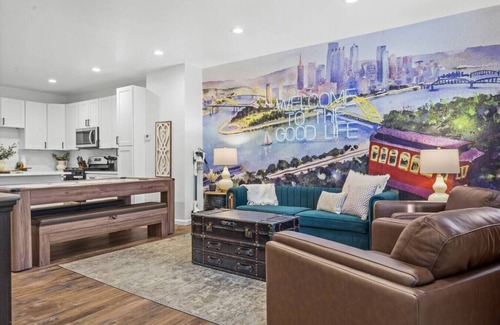 South Oakland House | NEW Gorgeous 4bd near universities Hot tub + Games