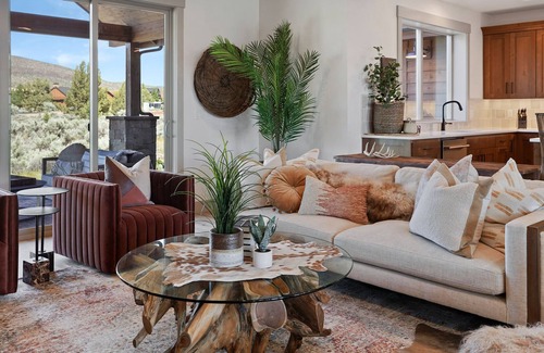 Alfalfa House | New! Gorgeous Decor, Resort Pool and Private Hot Tub