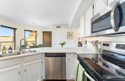 Glendale House | *NEW* Gorgeous Desert Oasis! Heated Pool & Hot Tub