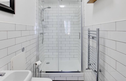 Southend-on-Sea Apartment | New! Gorgeous Studio City Centre Nr High St by Luxiety Stays