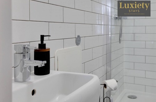 Southend-on-Sea Apartment | New! Gorgeous Studio City Centre Nr High St by Luxiety Stays