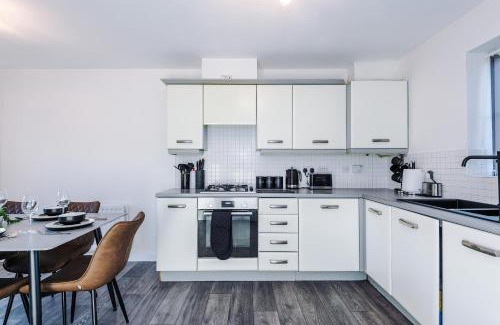 Levenshulme House | NEW!- GORTON PLACE - 4 Bed 3 Bath House In Manchester - FREE Parking - FAST 250 Mbps Wi-Fi - Ideal for Business, Families & Groups - Close to City Centre, Airport, Etihad Stadium - For Best Available Rates contact Greenstay Serviced Accommodation