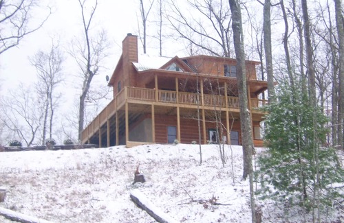 Hiawassee House | New Gourmet Kitchen, 210 great reviews n 3 levels for privacy2 fireplaces,hottub