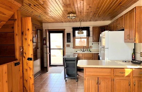 De Soto Cabin | NEW! GRAND VIEW - Rustic Ridge Chalet, hot tub, river view, privacy