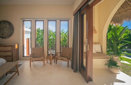 Batu Bolong Villa | NEW Great Location 2BR Garden & Pool