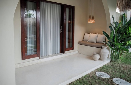 Batu Bolong Villa | NEW Great Location 2BR Garden & Pool