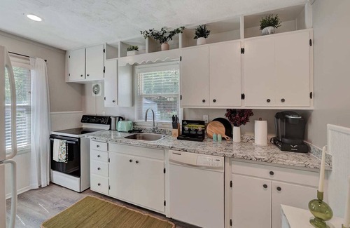 Lincoln House | New Groovy Home Game Room Sleeps 8