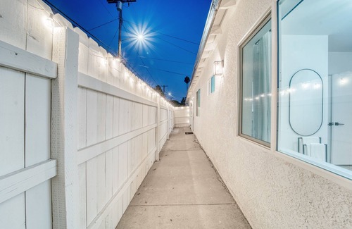 Reseda House | NEW! Hart House - Gorgeous 3BR House in Sunny LA