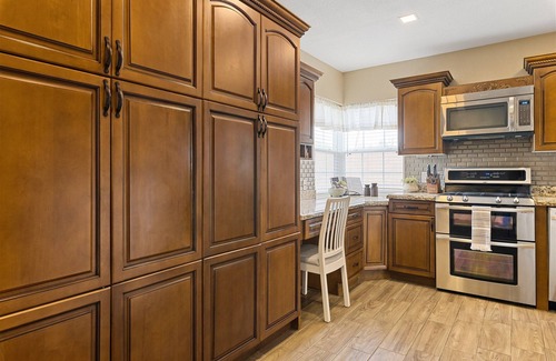 Encanto House | NEW ✴ HEATED POOL✴HOT TUB✴6 BR✴INCLUDES POOL HOUSE