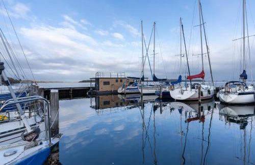 Oranjeplaat Boat Rental | NEW Hello Zeeland - Houseboat de Arne