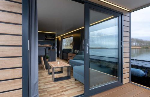 Oranjeplaat Boat Rental | NEW Hello Zeeland - Houseboat de Arne