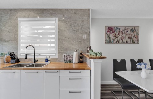 Calgary House | *NEW*HiddenGem*Discount*MovieTheatre*Deck*AC*Downtown 15'*Banff 60'*Bedrooms 4x