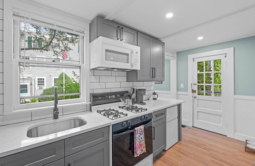 Salem Apartment | NEW Historic 1803 Salem 1BR l Walk to Haunted Happenings l SMALL DOG friendly