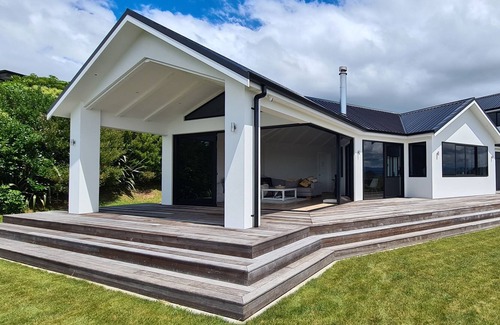 Taradale House | New Home. 25 Min walk from Mission. Stunning views.